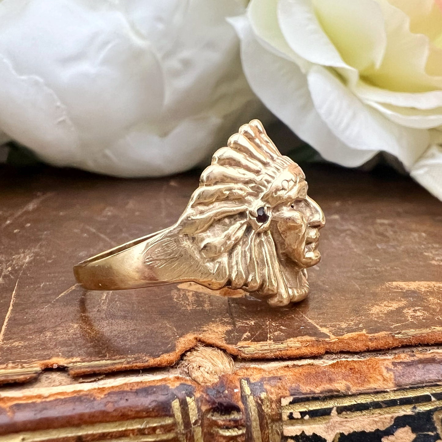 Anello Vintage Capo Nativi Americani – Oro Giallo 9k – zaffiri - Birmingham anni ‘70