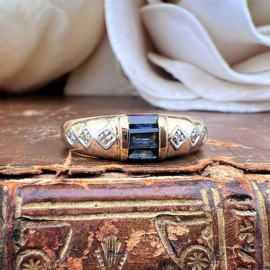 Anello in oro con zaffiri e diamanti