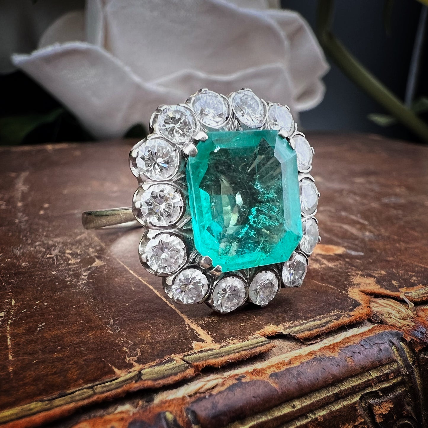 Anello vintage con smeraldo colombiano 4 ct e diamanti – Epoca 1950 ca.