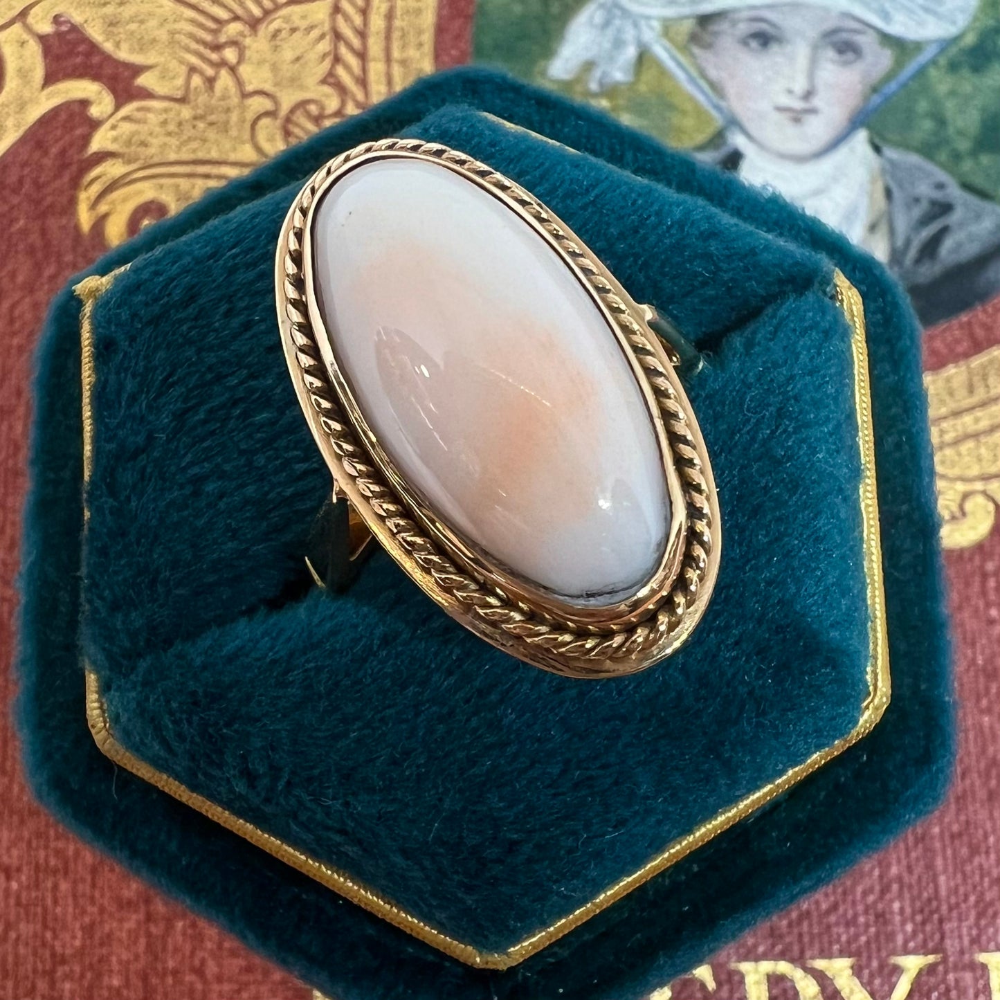 Anello in oro 18 carati con corallo bianco rosato giapponese