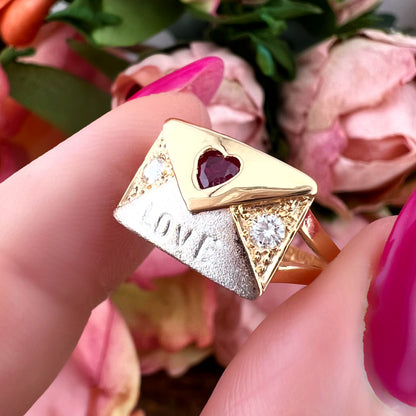 Anello chevalier “LOVE” in oro giallo 21 kt con rubino a cuore e diamanti naturali