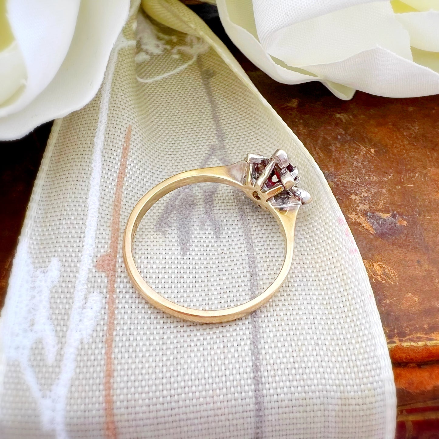 Anello vintage floreale in oro con granato e quarzi 1970 c.