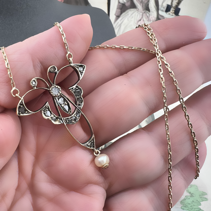 Pendente Art Nouveau a forma di farfalla in oro 14 kt, diamanti a taglio rosa e perla naturale 1900-1910