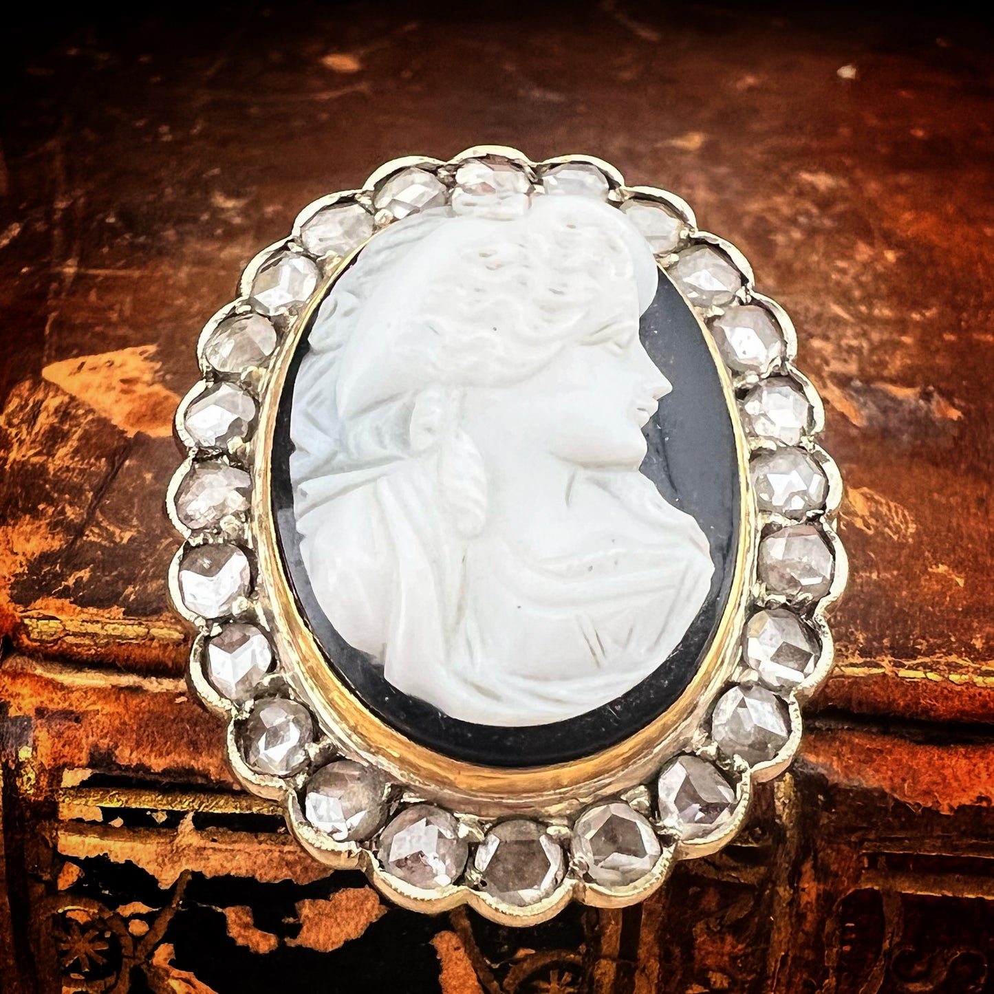 Spilla Cammeo Vittoriano in onice e diamanti - Oro 18K