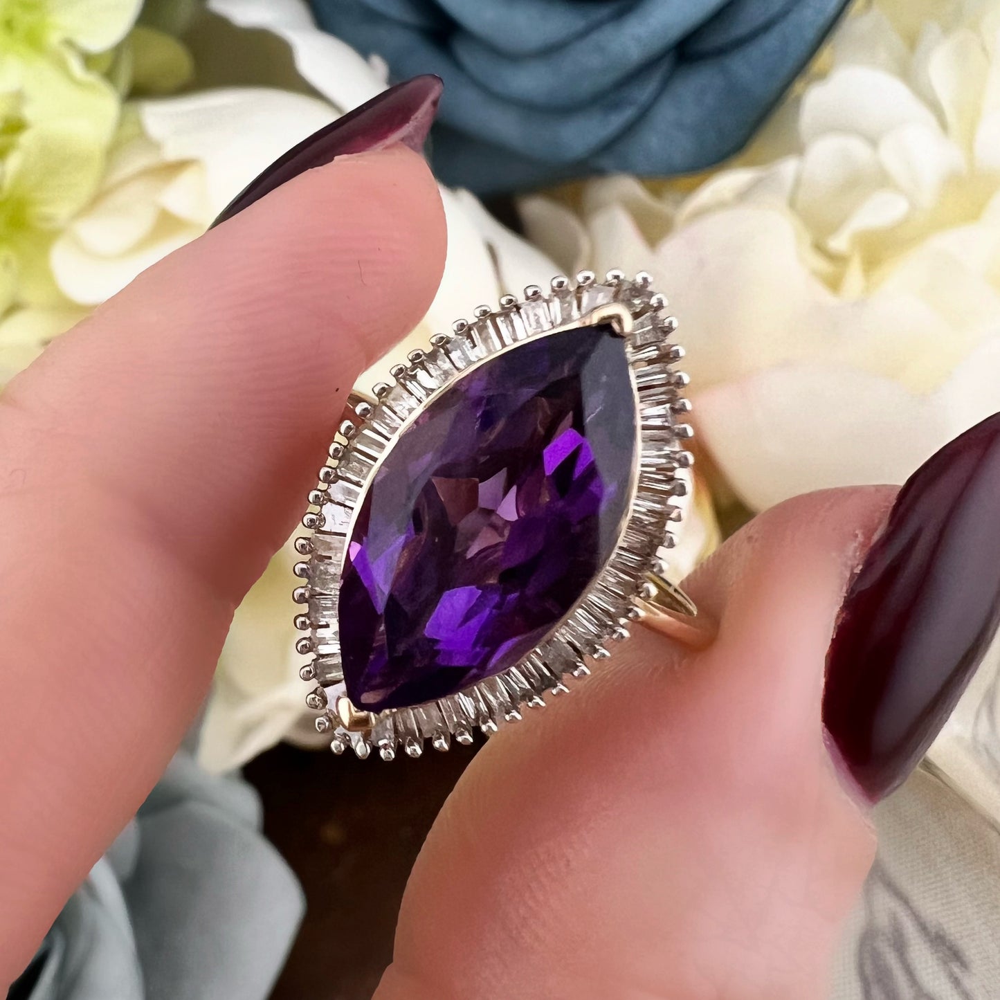 Anello con ametista marquise e diamanti a baguette