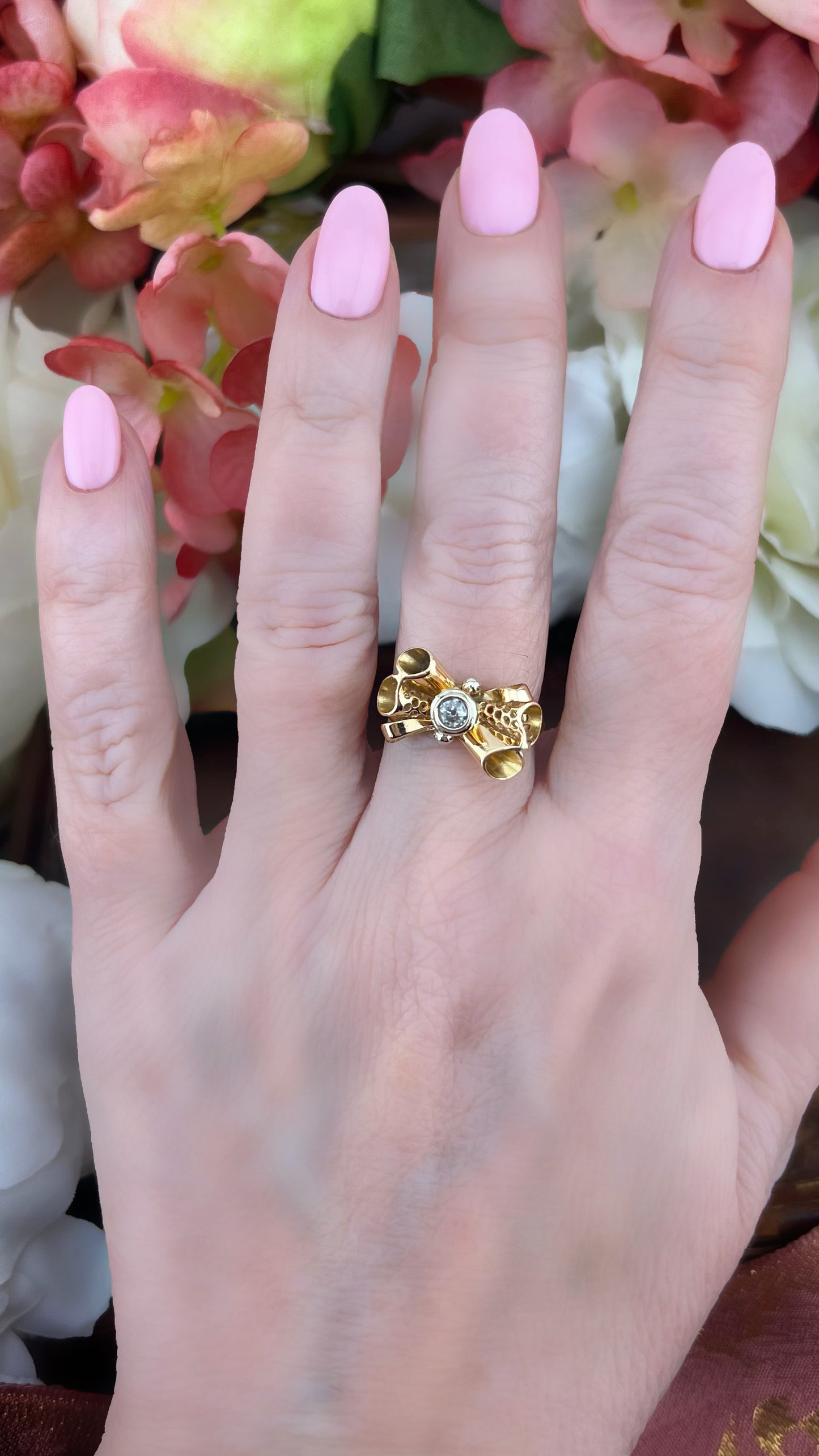 Anello a fiocco pre 1934 in oro 18k e diamante Old Mine