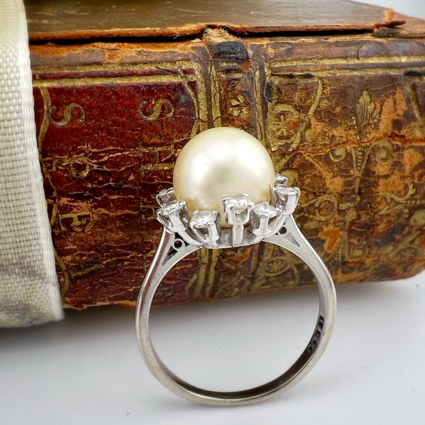 Anello Vintage Asprey in Oro Bianco 18 ct con Perla e Diamanti