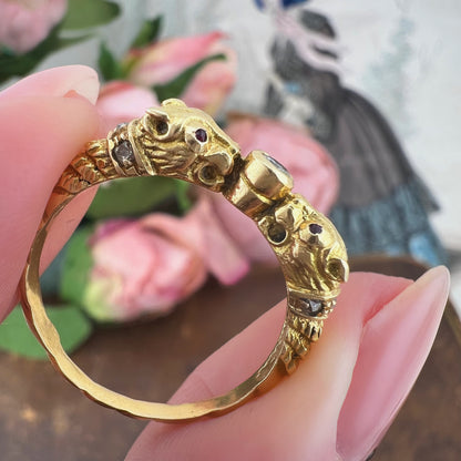 Anello anni ’30 con due felini, rubini e diamanti in oro 18K