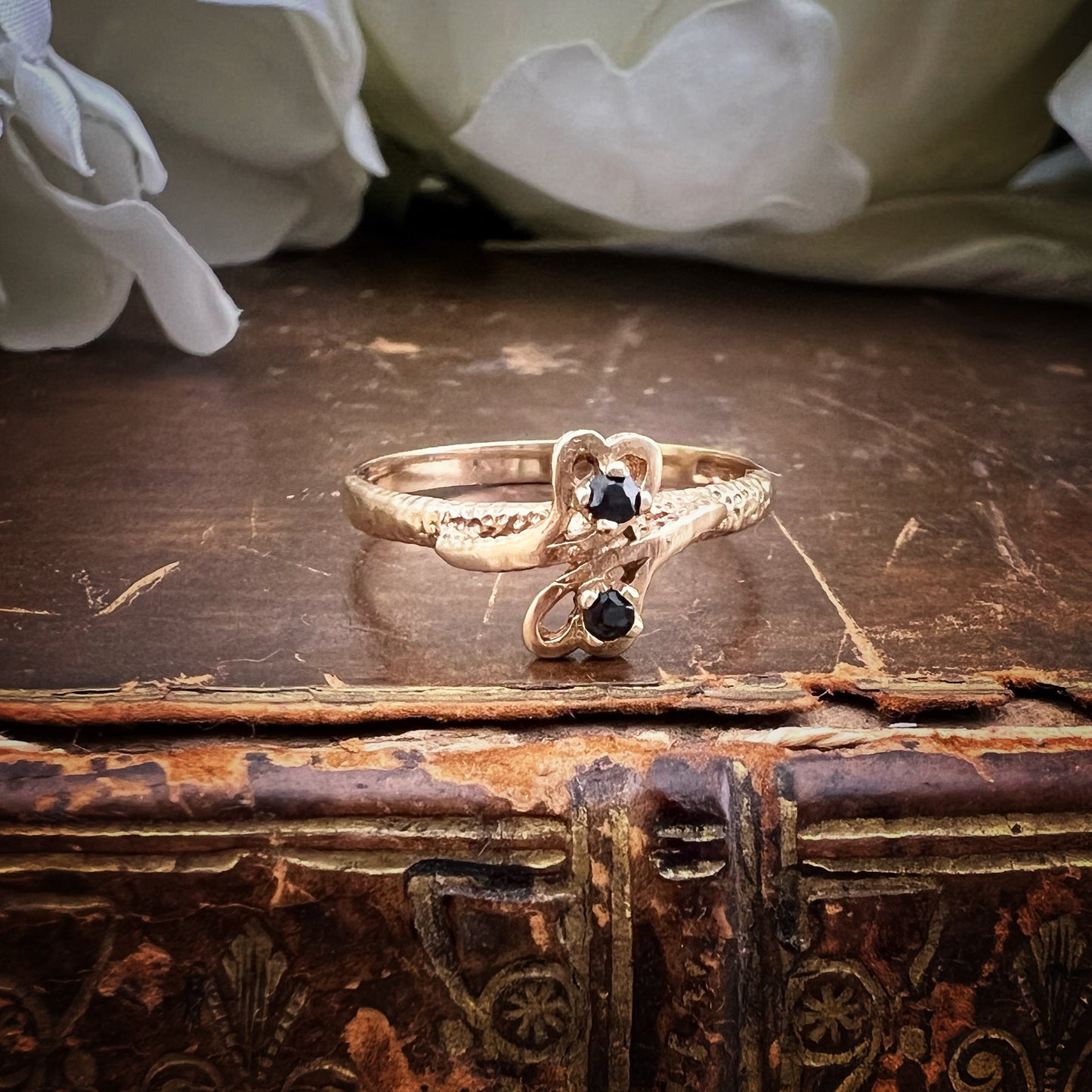 Anello in oro giallo 9 ct e zaffiri. Londra 1980