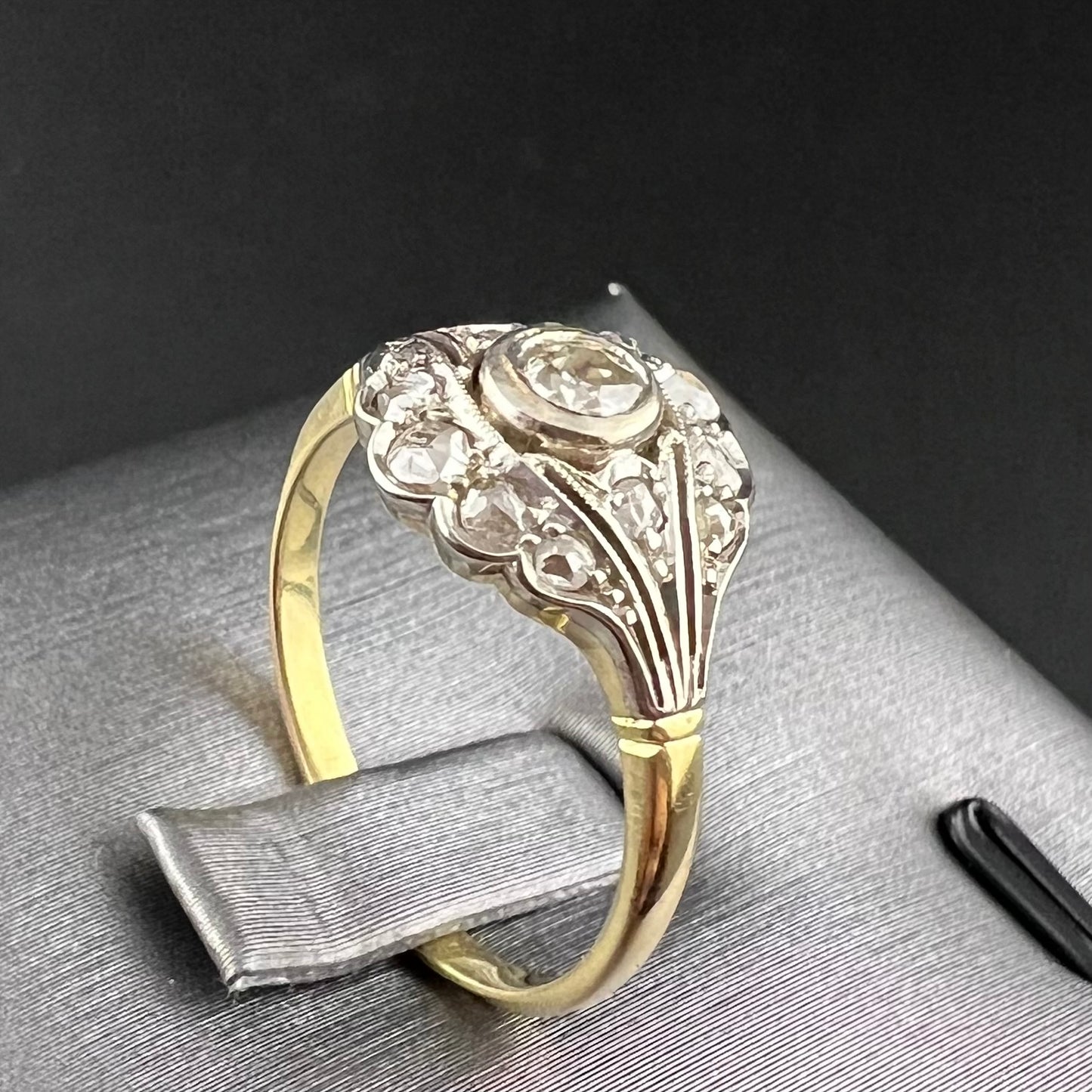 Anello in oro giallo e bianco 18 ct e diamanti Italia c. 1930