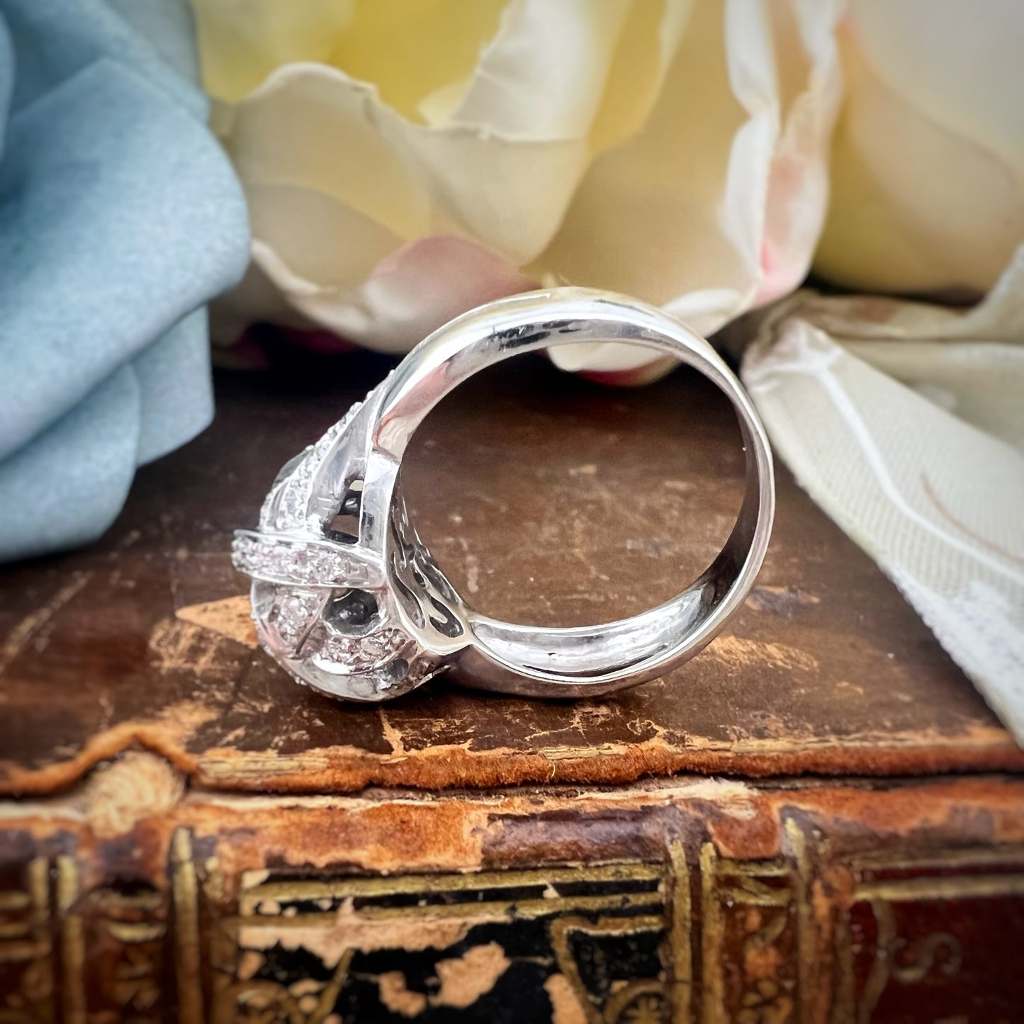 Anello Vintage Italiano “Nodo d’Amore” in Oro Bianco 18K con Diamanti