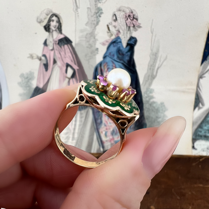 Anello a fiore in oro 18k con perla, rubini e smalto verde – Italia, circa anni ’60