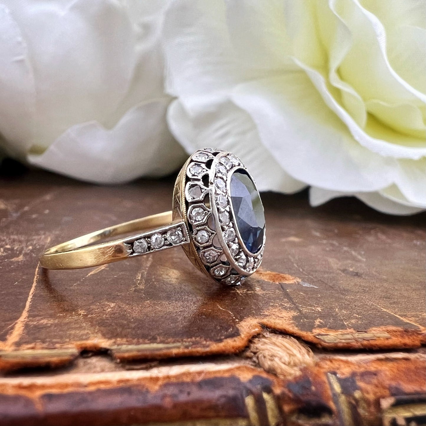 Anello con zaffiro birmano e diamanti - Art Déco