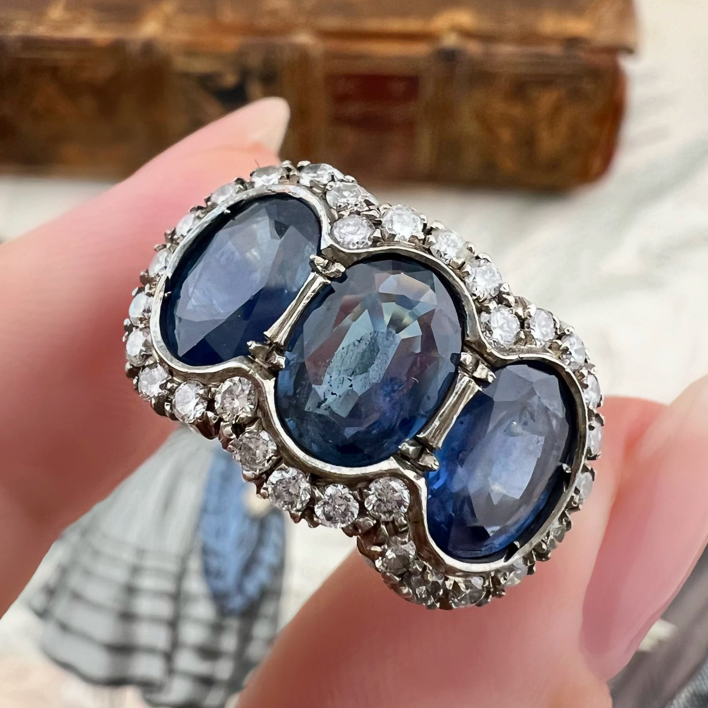 Grande anello trilogy con tre zaffiri naturali per 5 ct e diamanti – Italia, circa 1970 oro 18k