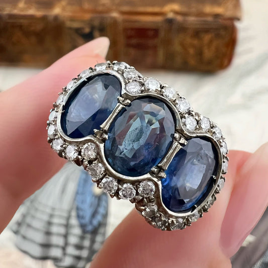 Grande anello trilogy con tre zaffiri naturali per 5 ct e diamanti – Italia, circa 1970 oro 18k