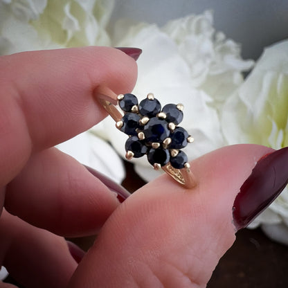 Anello margerita losangata in oro giallo 9 ct con zaffiri. Londra 1984