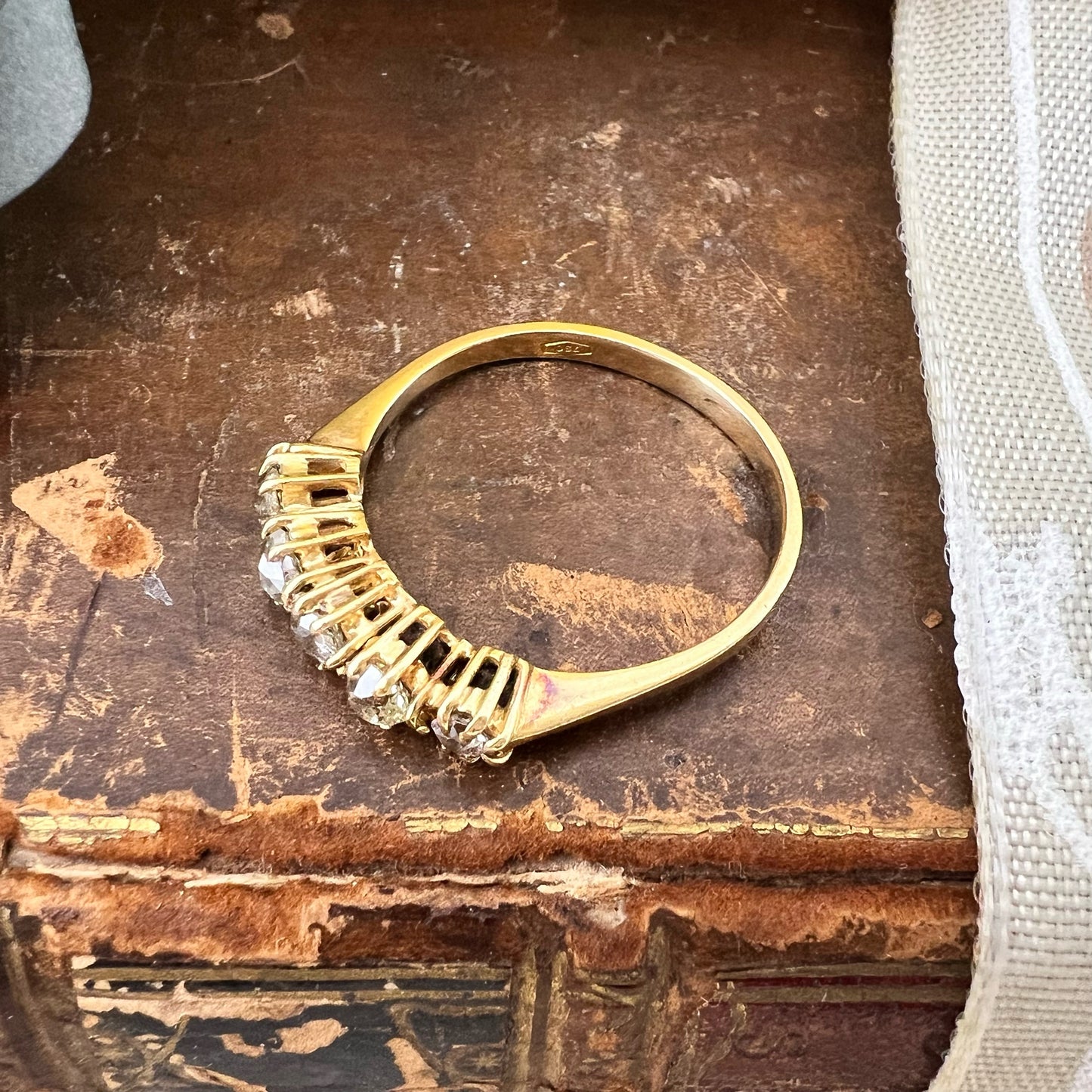Anello antico riviera diamanti old mine colori assortiti e oro 18k – Primi del ’900