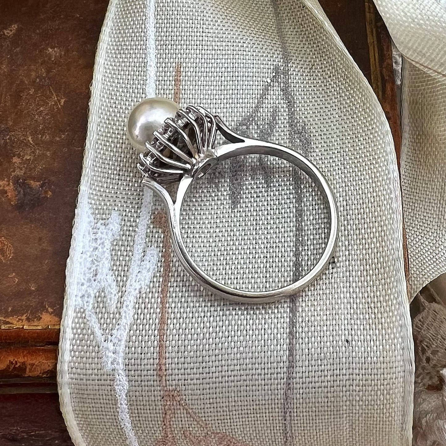 Anello con perla Akoya e diamanti anni ‘50-‘60 oro 18k