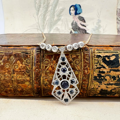 Collana con pendente traforato in zaffiri e diamanti – Europa, circa anni ’70