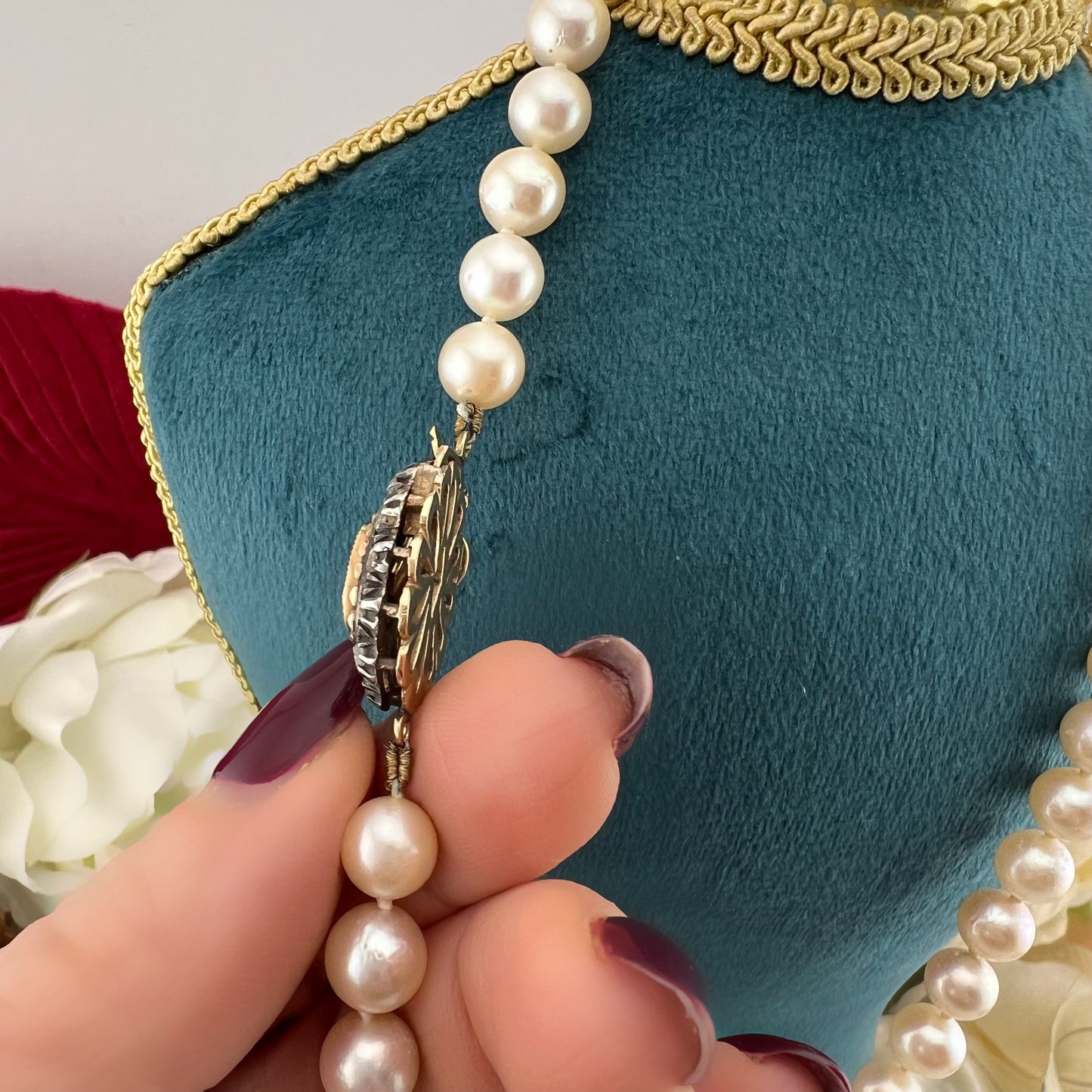 Collana perle akoya chiusura oro 18 e argento con zaffiro e diamanti. Italia c. 1940