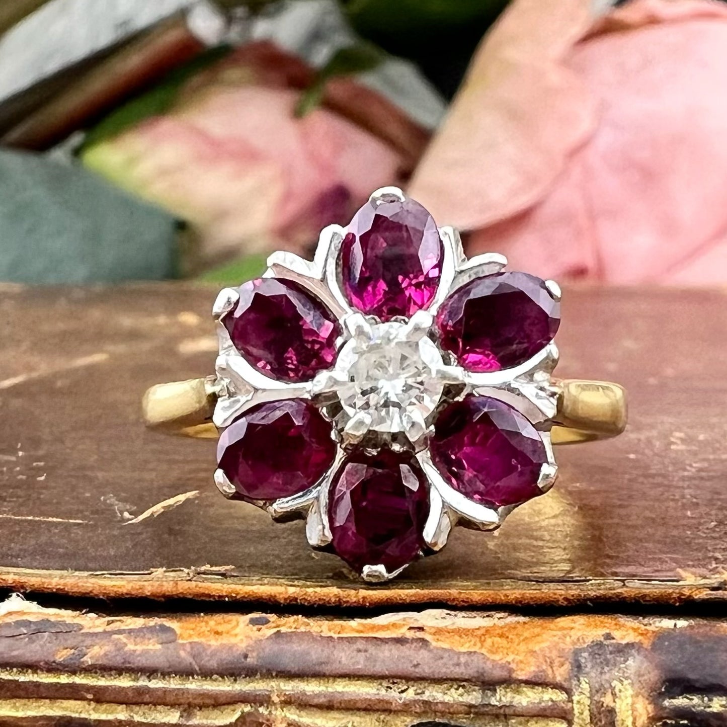 Anello Margherita in oro 18 kt, platino, diamante taglio Vecchia Europa e rubini naturali – Londra 1964