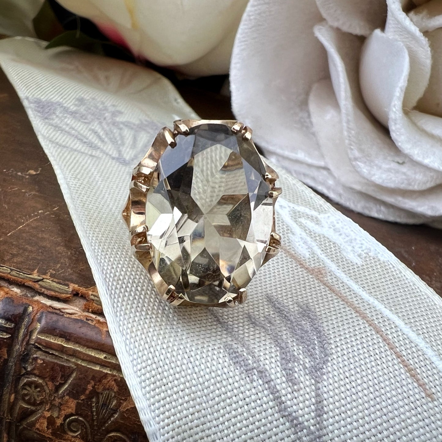 Cocktail Ring Vintage con Quarzo Grigio Caldo – Birmingham, 1975