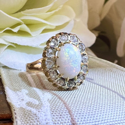 Anello inglese antico edoardiano 1900-1915 in oro giallo 18k, opale cabochon e diamanti