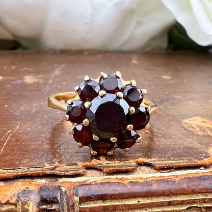 Anello margherita Vintage Inglese in Oro 18k con Granati