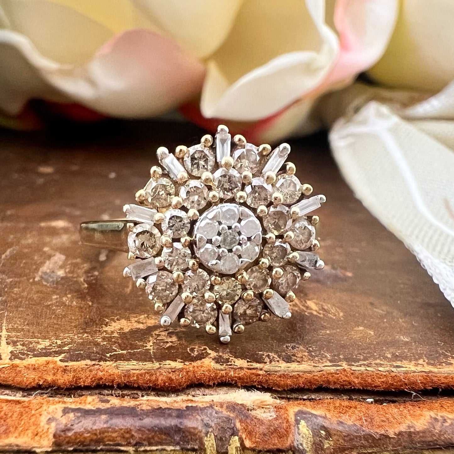 Anello a fiore con diamanti fancy brown e bianchi