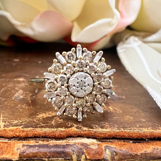 Anello a fiore con diamanti fancy brown e bianchi