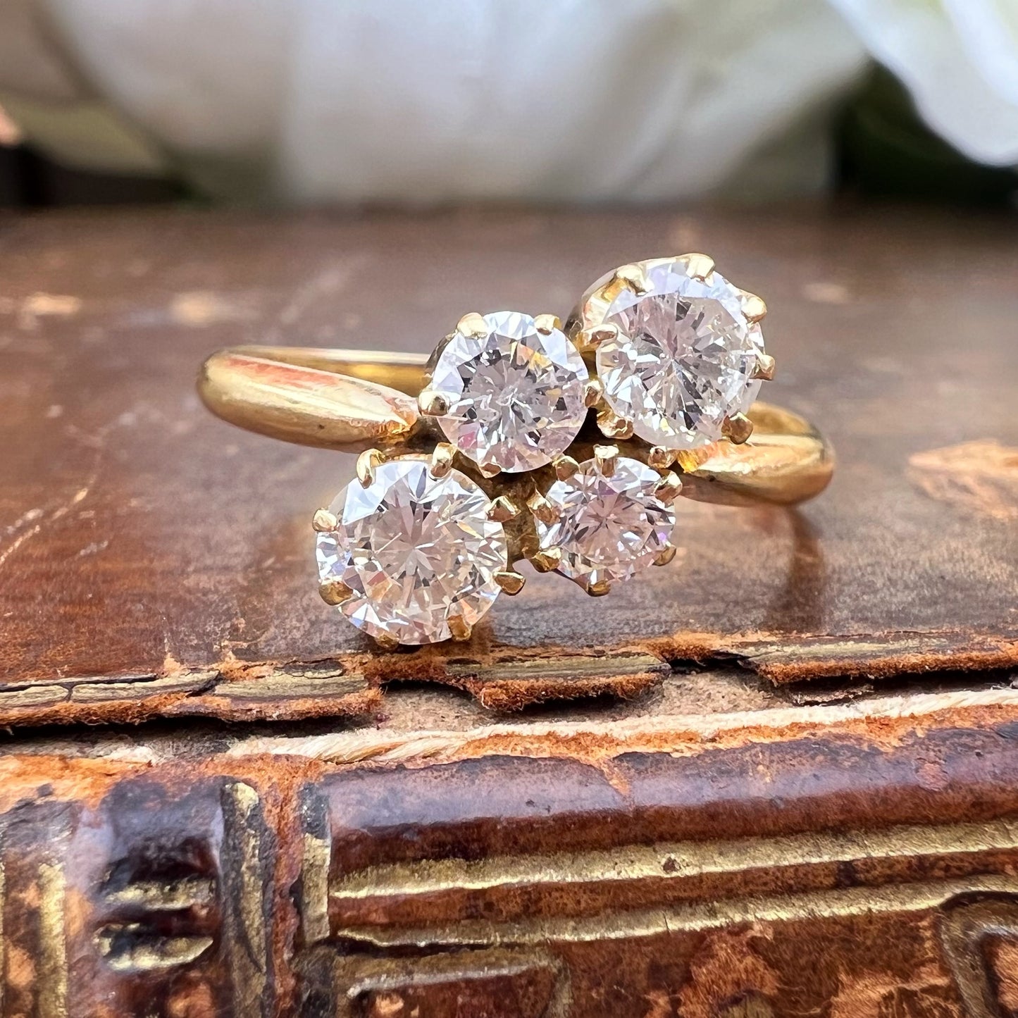 Anello vintage a quattro diamanti in oro giallo 18 carati