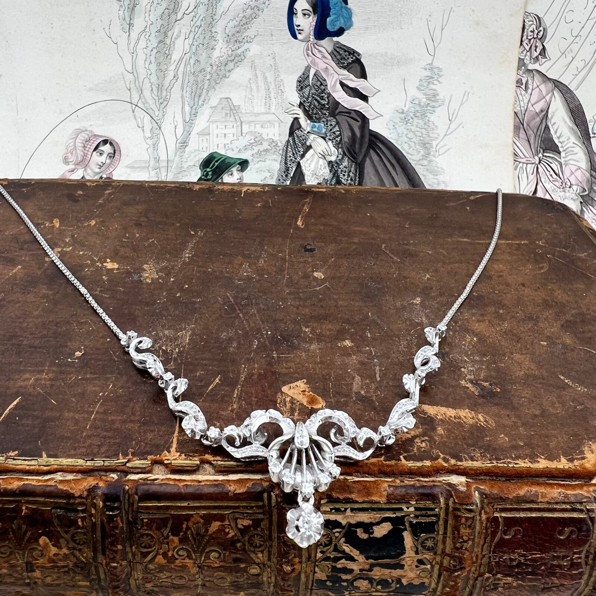 Collier in oro bianco 18k e diamanti a volute – Italia, circa 1950