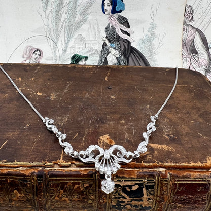 Collier in oro bianco 18k e diamanti a volute – Italia, circa 1950