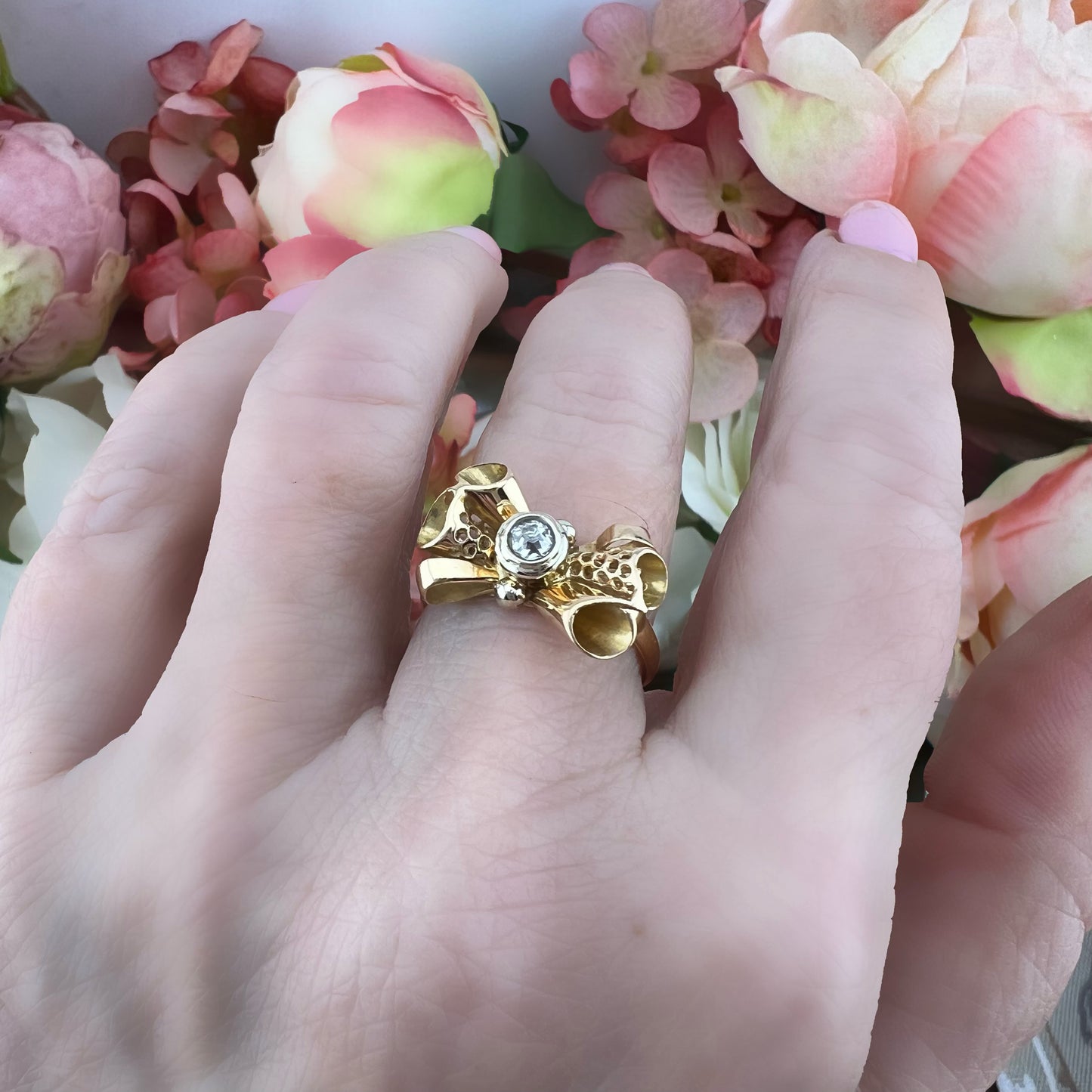 Anello a fiocco pre 1934 in oro 18k e diamante Old Mine