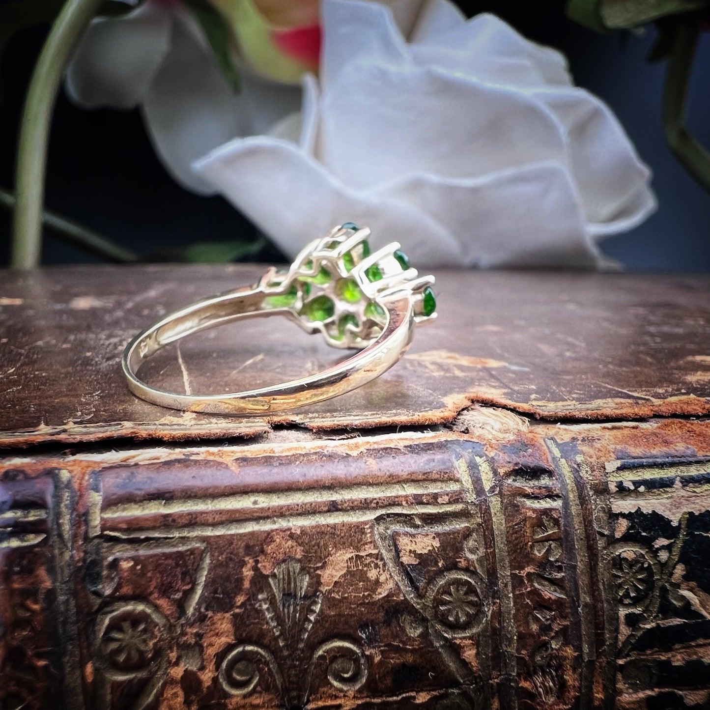 Anello vintage a margherita in oro giallo e cromodiopside