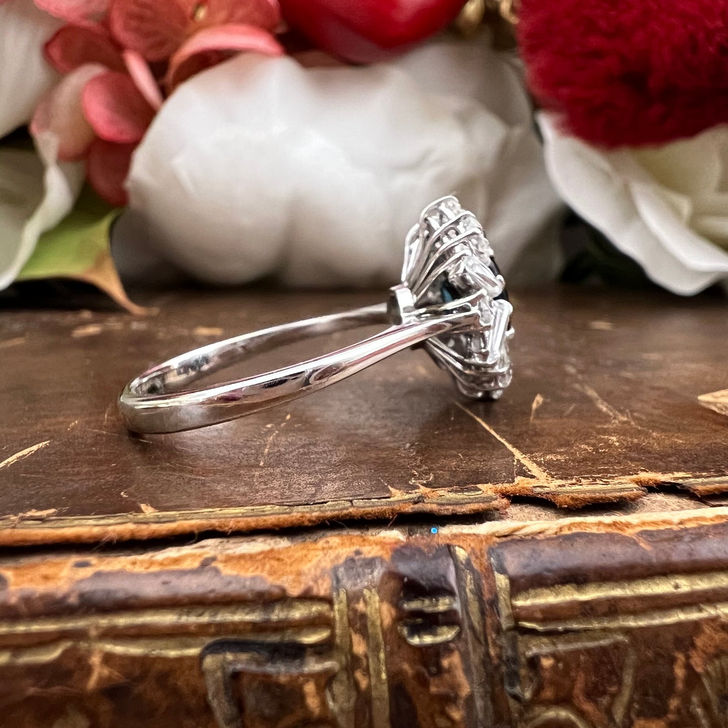 Anello vintage con zaffiro naturale e diamanti IF – G modello margherita, anni ’60 - certificato