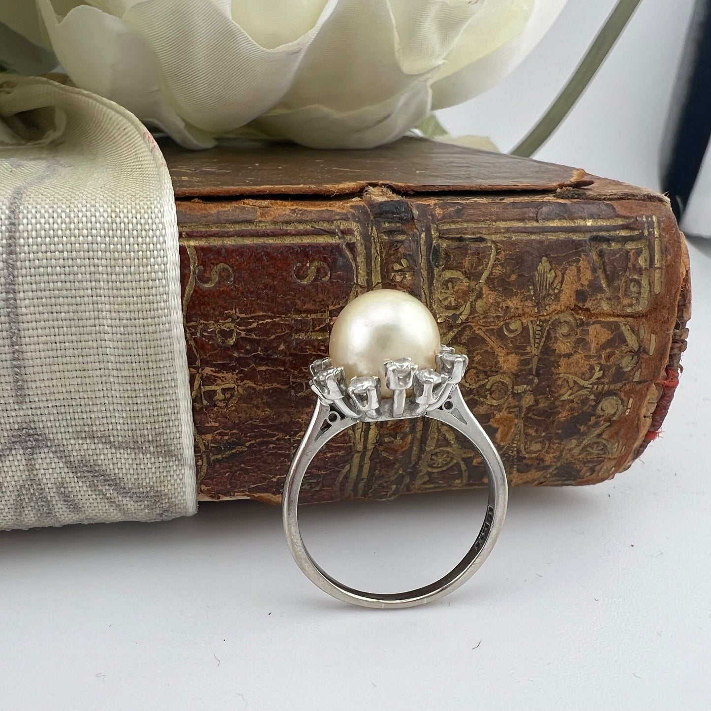 Anello Vintage Asprey in Oro Bianco 18 ct con Perla e Diamanti