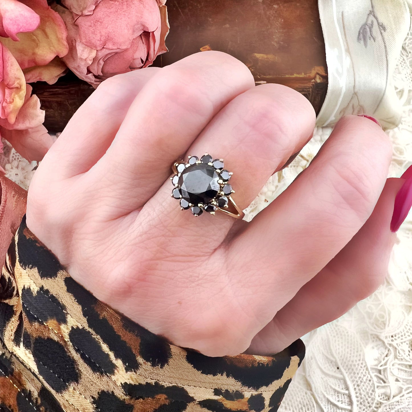Anello a grande margherita vintage in oro giallo 18 kt e diamanti neri per 2.95 carati
