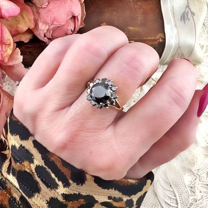Anello a grande margherita vintage in oro giallo 18 kt e diamanti neri per 2.95 carati