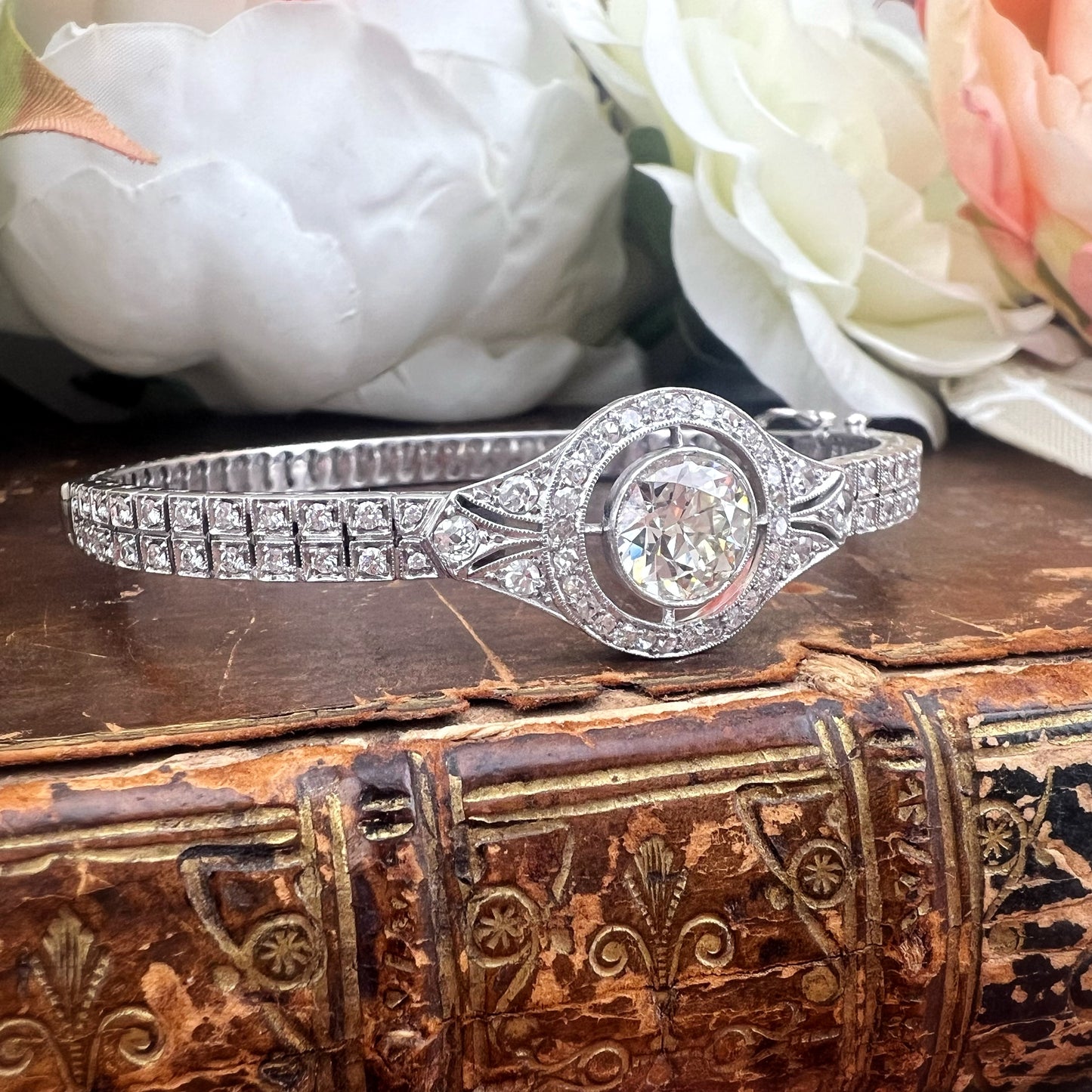 Bracciale a manetta in oro bianco 18k con diamante da 2 ct old cut Art Déco, Italia XX secolo