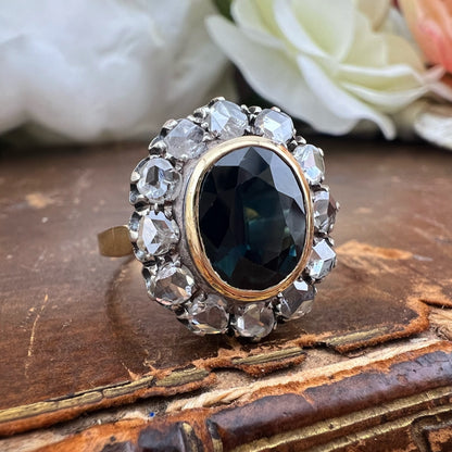 Grande anello margherita con zaffiro teal 3.80 ct e diamanti a rosetta per 1.20-1.30 ct in oro giallo 18k