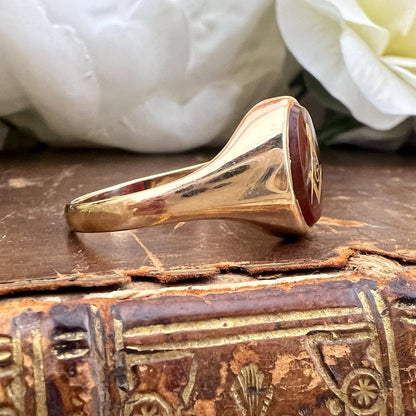 Anello chevalier massonico in oro 9k con corniola incisa del 1974