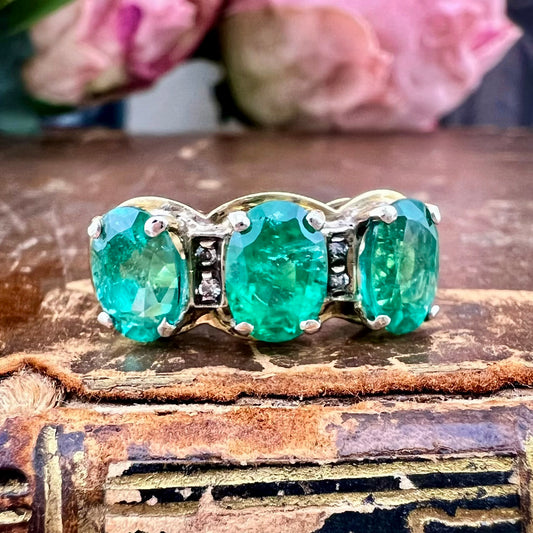 Anello Trilogy Italiano in Oro 18 kt con Smeraldi Naturali Brasiliani e Diamanti.