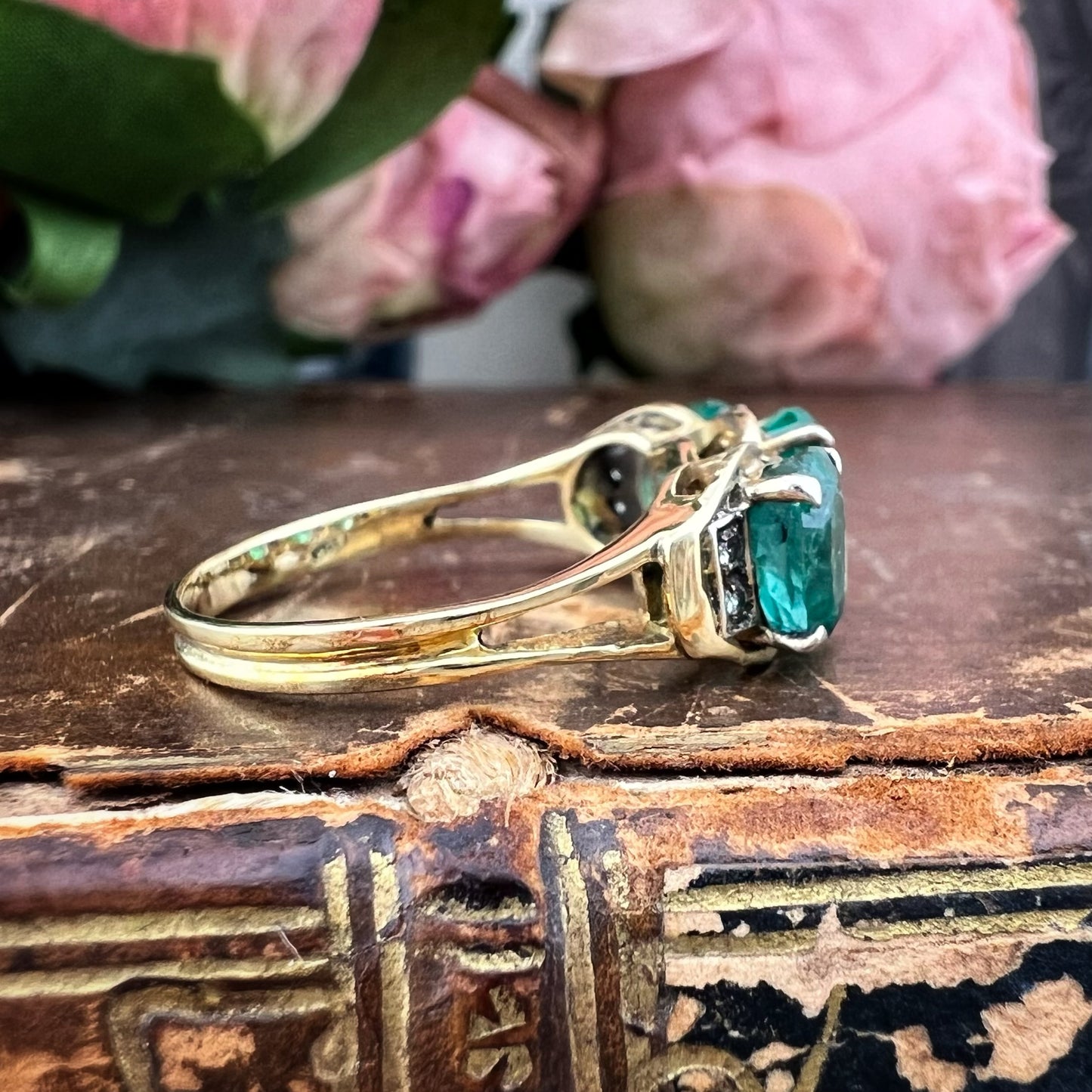 Anello Trilogy Italiano in Oro 18 kt con Smeraldi Naturali Brasiliani e Diamanti.