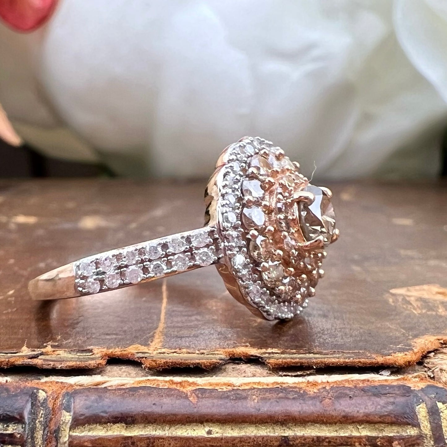 Anello vintage in oro 9k e diamanti bianchi e brown.