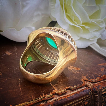 Imponente smeraldo cabochon da 20 ct su oro 18 ct e diamanti