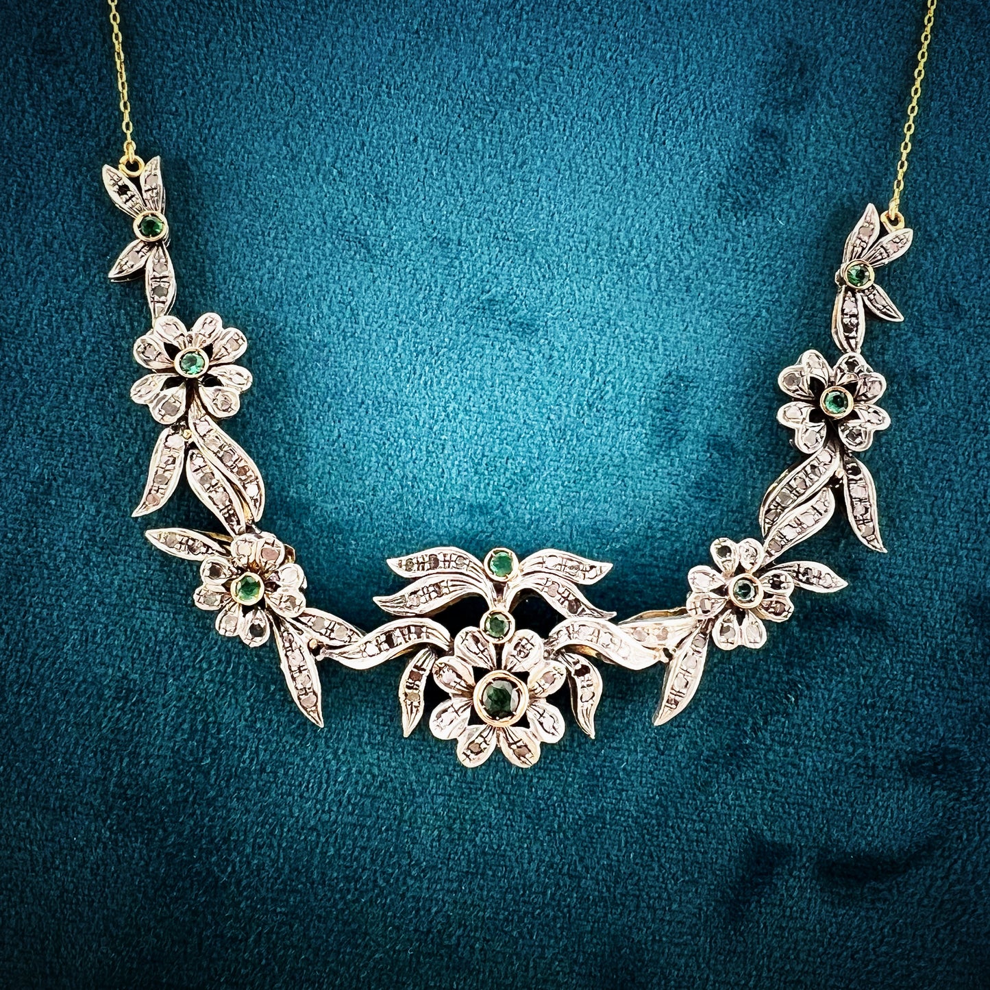 Antico collier in oro e argento con smeraldi e diamanti. Italia circa 1934-1940.