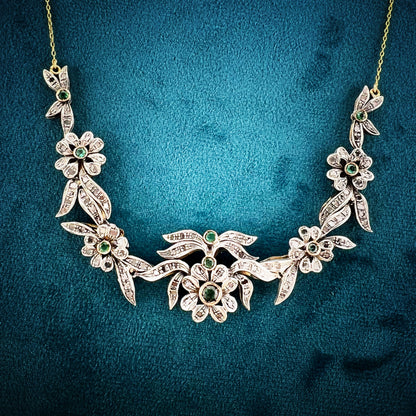 Antico collier in oro e argento con smeraldi e diamanti. Italia circa 1934-1940.