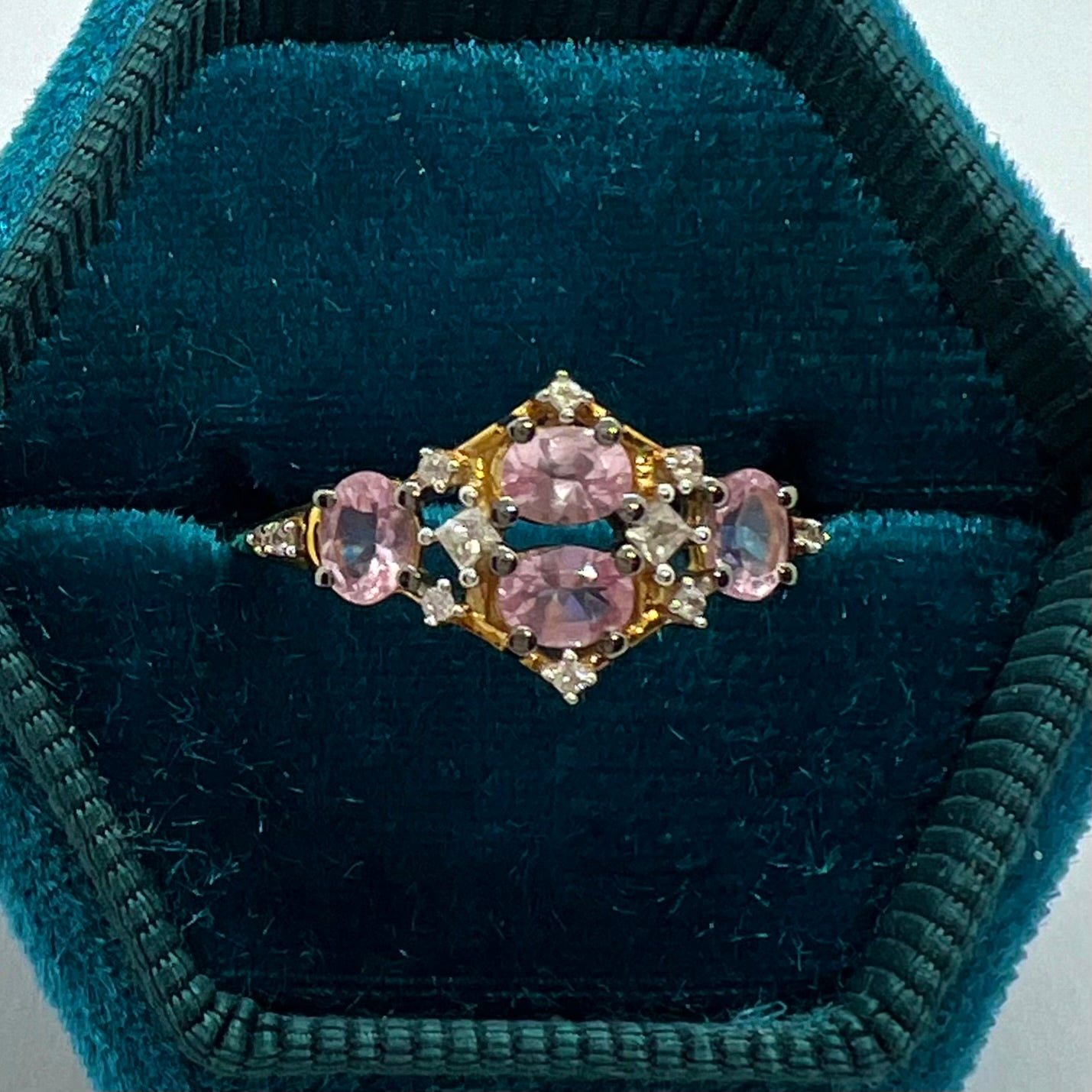 Anello con zaffiri rosa e diamanti