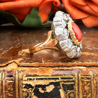 Anello in oro 18k diamanti e corallo. Italia fine 800